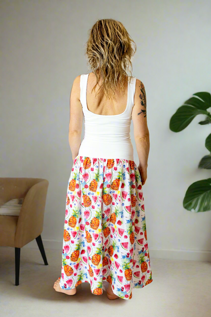 damske-saty-pruzne-pohodlne-úplet-nahoře-lehka- bohata-mušelínova-sukně-všestranné-nadčasové-styl-svoboda -ovoce