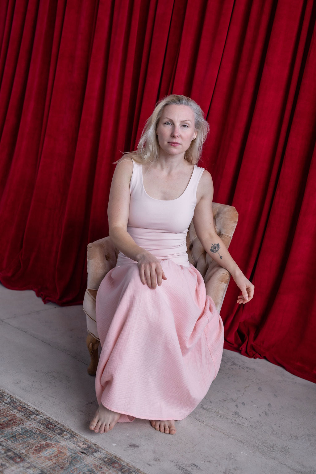 damske-saty-dvojita-predni-vrstva – pro-jistotu-a-krasnou-siluetu -pruzny-a -pohodlny-uplet-nahore-Llehka-a-bohata-muselinova-sukne-vsestranne-zenske-a-nadcasove-vhodne-k-mori-na-prochazky-na-veceri-svetle-ruzova