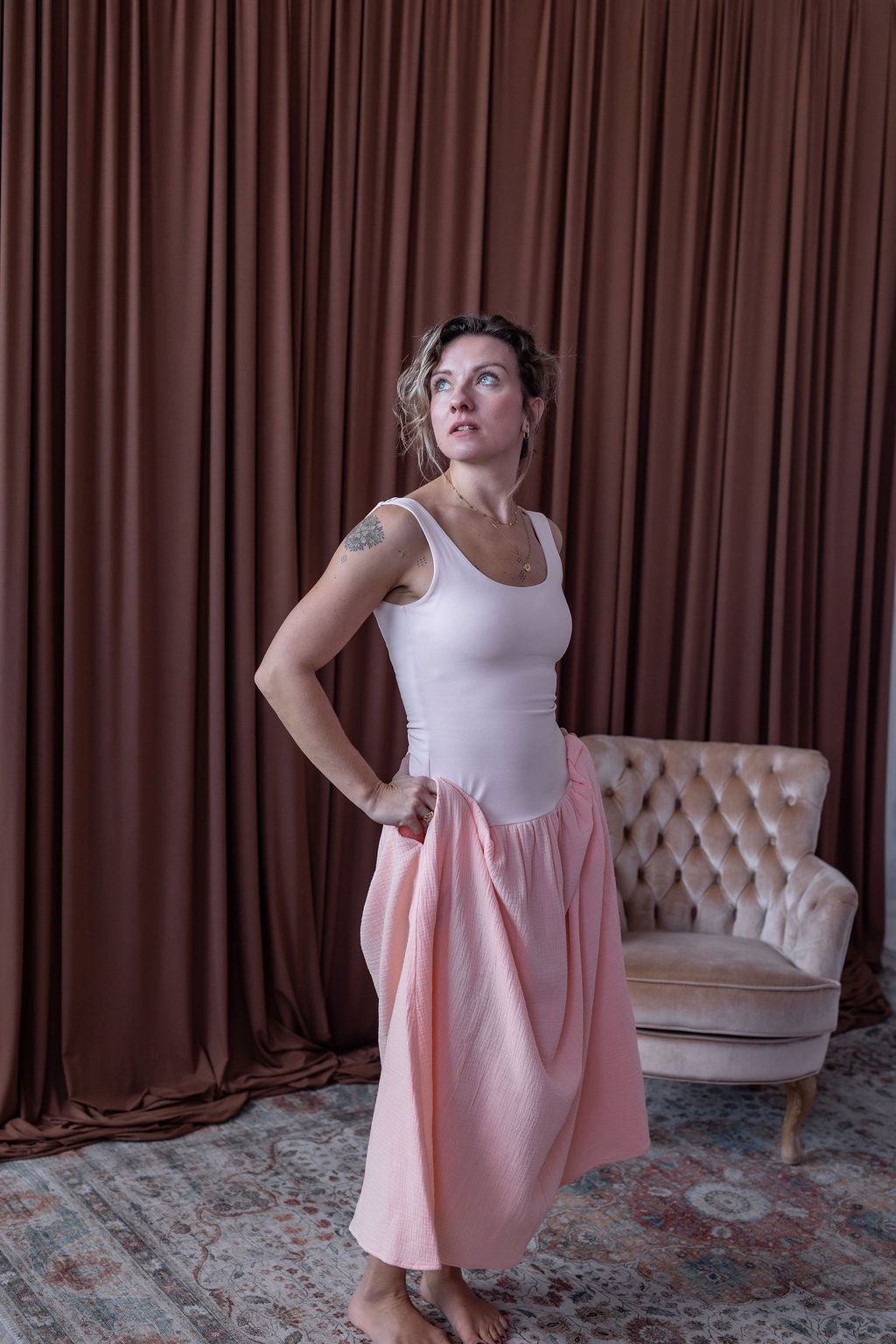 damske-saty-dvojita-predni-vrstva – pro-jistotu-a-krasnou-siluetu -pruzny-a -pohodlny-uplet-nahore-Llehka-a-bohata-muselinova-sukne-vsestranne-zenske-a-nadcasove-vhodne-k-mori-na-prochazky-na-veceri-svetle-oranzova