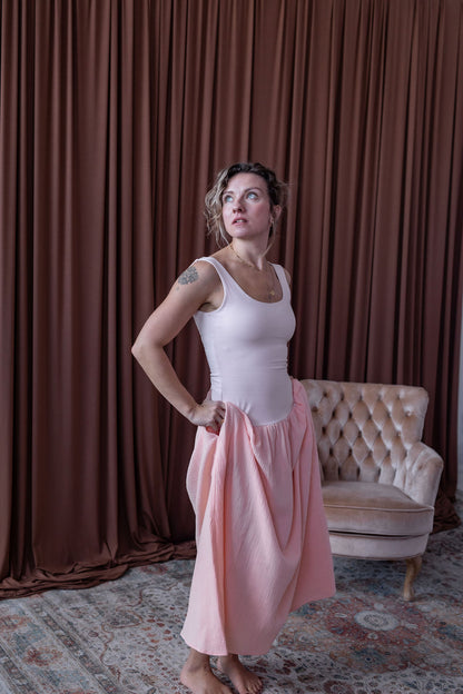 damske-saty-dvojita-predni-vrstva – pro-jistotu-a-krasnou-siluetu -pruzny-a -pohodlny-uplet-nahore-Llehka-a-bohata-muselinova-sukne-vsestranne-zenske-a-nadcasove-vhodne-k-mori-na-prochazky-na-veceri-svetle-oranzova