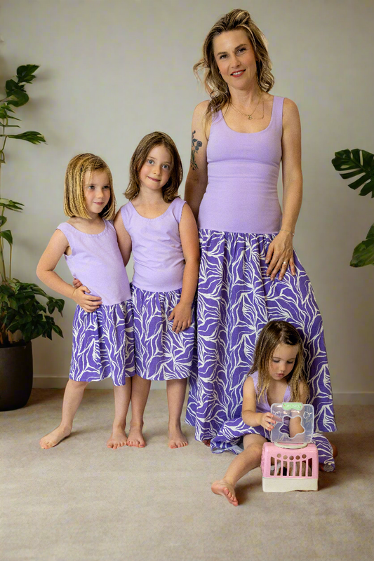 damske-saty-pruzne-pohodlne-úplet-nahoře-lehka- bohata-mušelínova-sukně-všestranné-nadčasové-styl-svoboda -purple-abstract