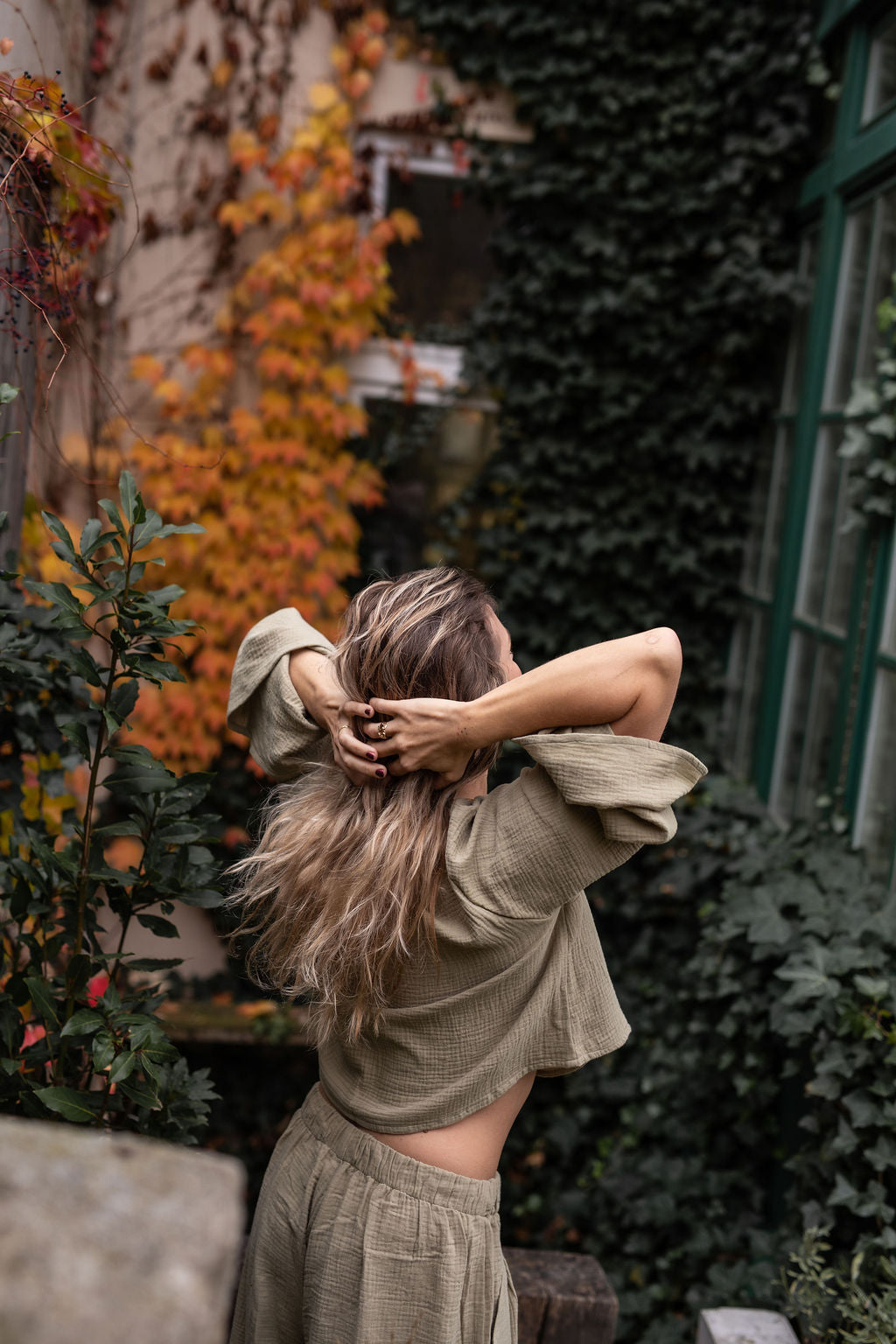 damsky-top-Lehkost-elegance-volnost-jemny- bavlneny-muselin-siroke-rukavy-perfektne-ladi-s-nasimi-balonovymi-kalhotami–Styl-komfort-na-jedničku-Idealni-pro-každodeni- noseni-khaki