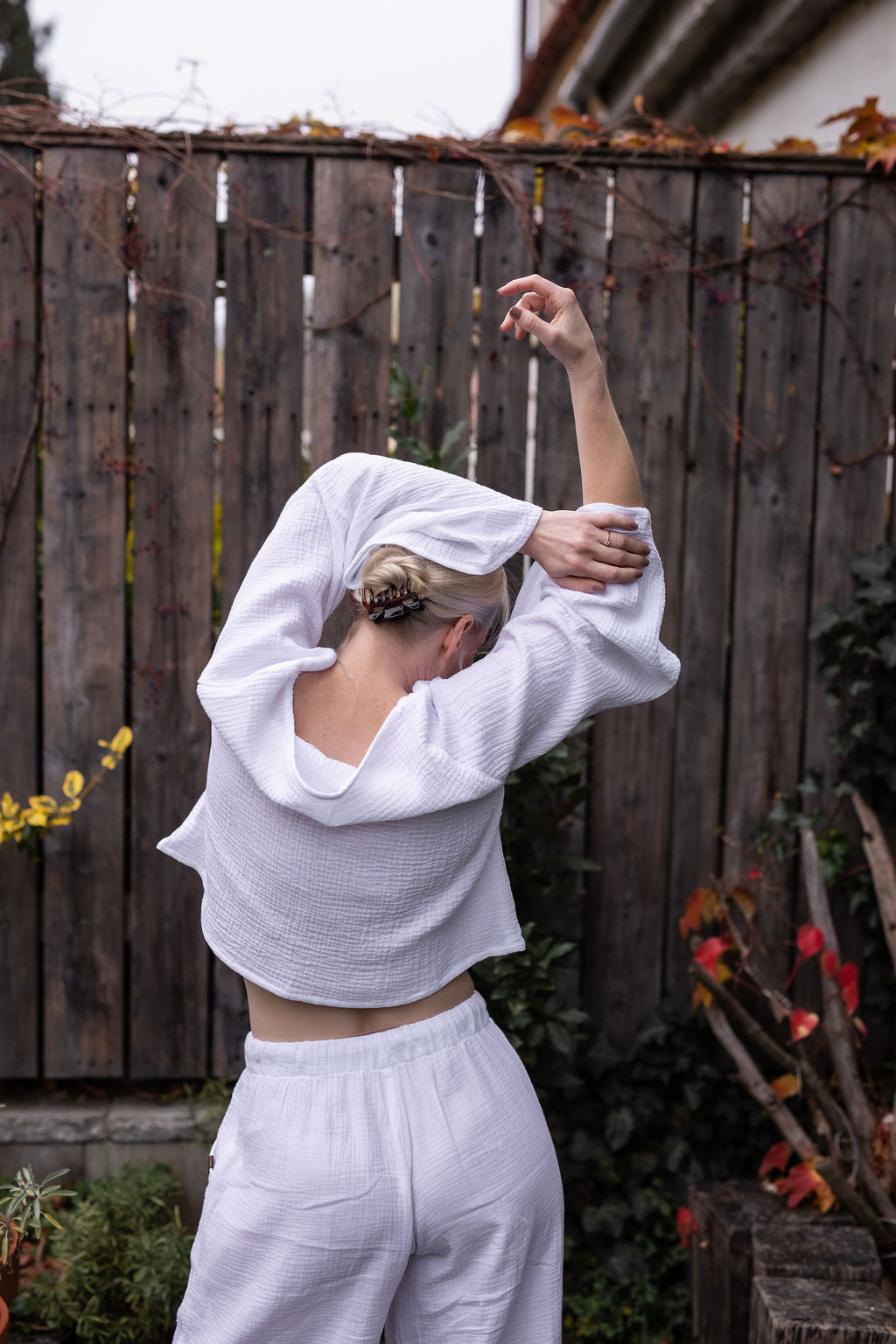 damsky-top-Lehkost-elegance-volnost-jemny- bavlneny-muselin-siroke-rukavy-perfektne-ladi-s-nasimi-balonovymi-kalhotami–Styl-komfort-na-jedničku-Idealni-pro-každodeni- noseni-bila