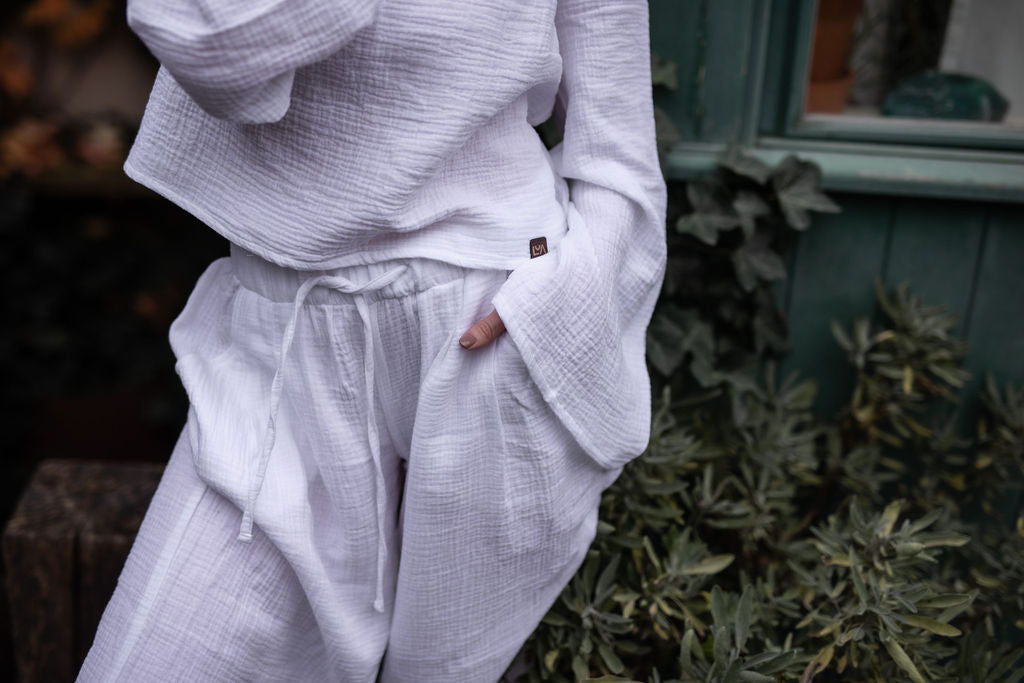 damsky-top-Lehkost-elegance-volnost-jemny- bavlneny-muselin-siroke-rukavy-perfektne-ladi-s-nasimi-balonovymi-kalhotami–Styl-komfort-na-jedničku-Idealni-pro-každodeni- noseni-bila-detail