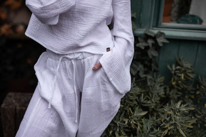 damsky-top-Lehkost-elegance-volnost-jemny- bavlneny-muselin-siroke-rukavy-perfektne-ladi-s-nasimi-balonovymi-kalhotami–Styl-komfort-na-jedničku-Idealni-pro-každodeni- noseni-bila-detail