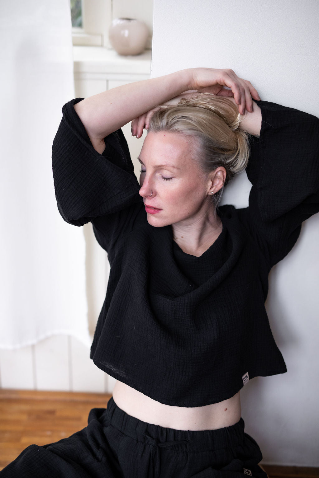 damsky-top-Lehkost-elegance-volnost-jemny- bavlneny-muselin-siroke-rukavy-perfektne-ladi-s-nasimi-balonovymi-kalhotami–Styl-komfort-na-jedničku-Idealni-pro-každodeni- noseni-cerna