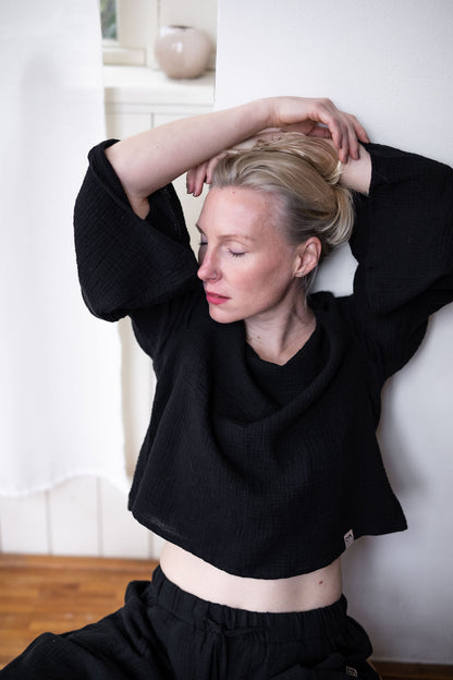 damsky-top-Lehkost-elegance-volnost-jemny- bavlneny-muselin-siroke-rukavy-perfektne-ladi-s-nasimi-balonovymi-kalhotami–Styl-komfort-na-jedničku-Idealni-pro-každodeni- noseni-cerna