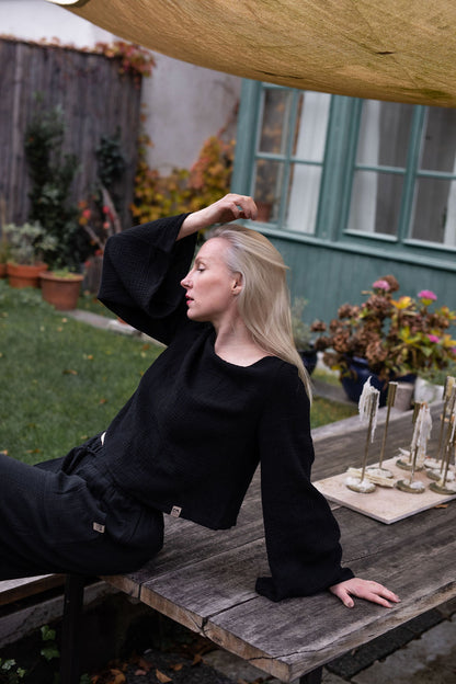 damsky-top-Lehkost-elegance-volnost-jemny- bavlneny-muselin-siroke-rukavy-perfektne-ladi-s-nasimi-balonovymi-kalhotami–Styl-komfort-na-jedničku-Idealni-pro-každodeni- noseni-cerna