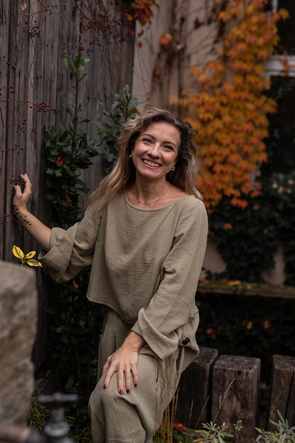 damsky-top-Lehkost-elegance-volnost-jemny- bavlneny-muselin-siroke-rukavy-perfektne-ladi-s-nasimi-balonovymi-kalhotami–Styl-komfort-na-jedničku-Idealni-pro-každodeni- noseni-khaki