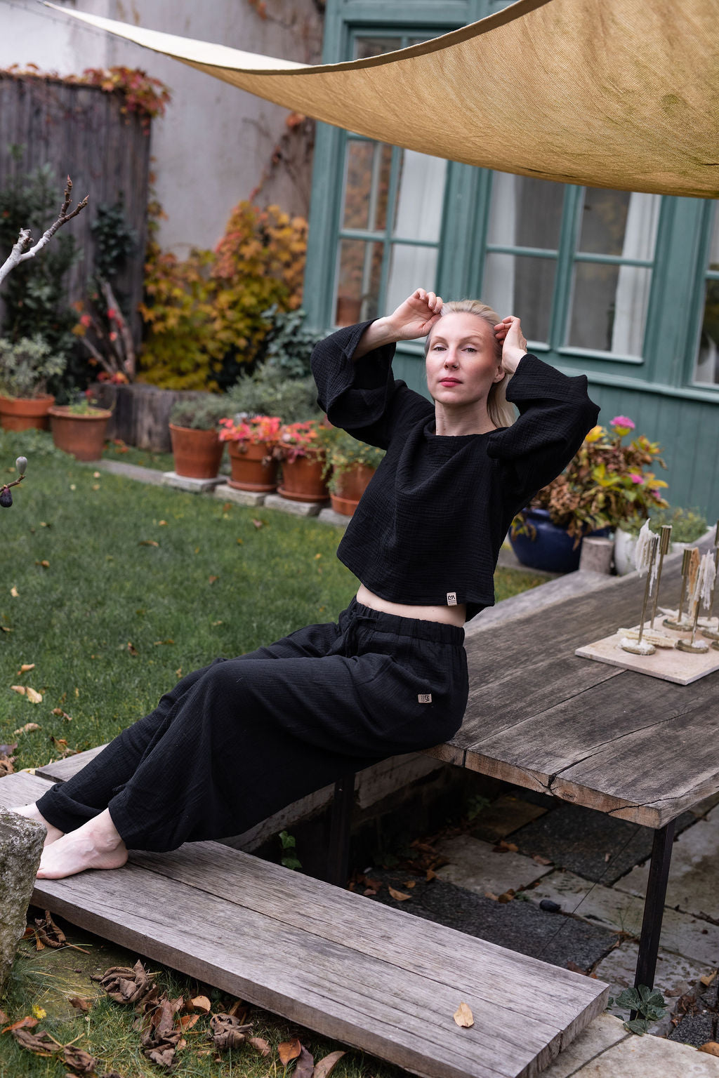 damsky-top-Lehkost-elegance-volnost-jemny- bavlneny-muselin-siroke-rukavy-perfektne-ladi-s-nasimi-balonovymi-kalhotami–Styl-komfort-na-jedničku-Idealni-pro-každodeni- noseni-cerna