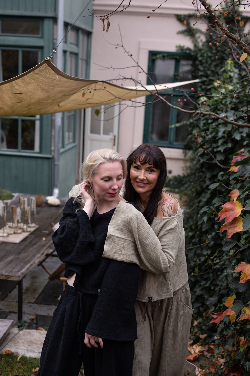 damsky-top-Lehkost-elegance-volnost-jemny- bavlneny-muselin-siroke-rukavy-perfektne-ladi-s-nasimi-balonovymi-kalhotami–Styl-komfort-na-jedničku-Idealni-pro-každodeni- noseni-cerna