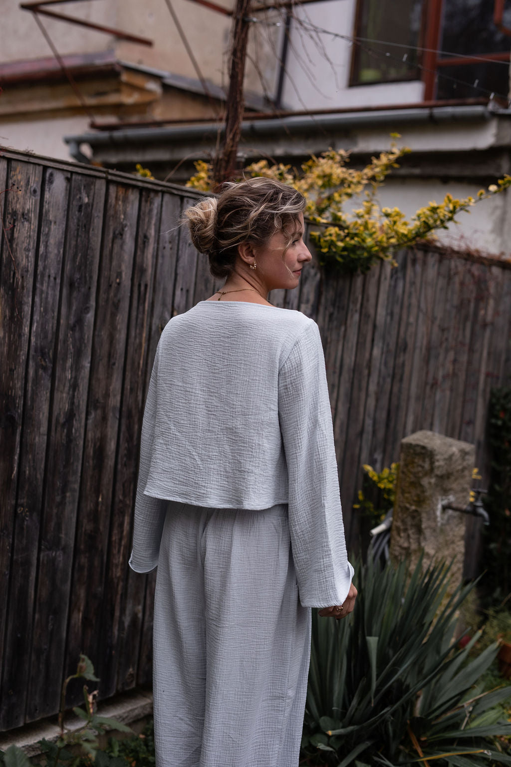 damsky-top-Lehkost-elegance-volnost-jemny- bavlneny-muselin-siroke-rukavy-perfektne-ladi-s-nasimi-balonovymi-kalhotami–Styl-komfort-na-jedničku-Idealni-pro-každodeni- noseni-baby-blue