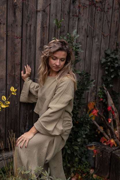 damsky-top-Lehkost-elegance-volnost-jemny- bavlneny-muselin-siroke-rukavy-perfektne-ladi-s-nasimi-balonovymi-kalhotami–Styl-komfort-na-jedničku-Idealni-pro-každodeni- noseni-khaki