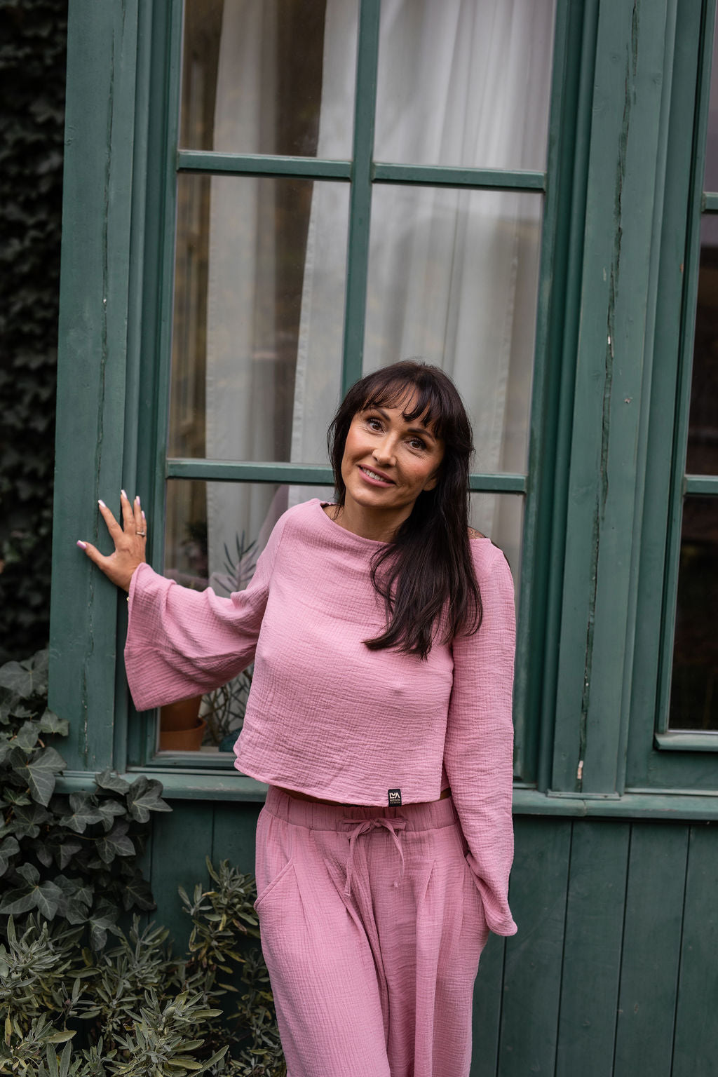 damsky-top-Lehkost-elegance-volnost-jemny- bavlneny-muselin-siroke-rukavy-perfektne-ladi-s-nasimi-balonovymi-kalhotami–Styl-komfort-na-jedničku-Idealni-pro-každodeni- noseni-ruzova