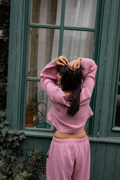 damsky-top-Lehkost-elegance-volnost-jemny- bavlneny-muselin-siroke-rukavy-perfektne-ladi-s-nasimi-balonovymi-kalhotami–Styl-komfort-na-jedničku-Idealni-pro-každodeni- noseni-ruzova