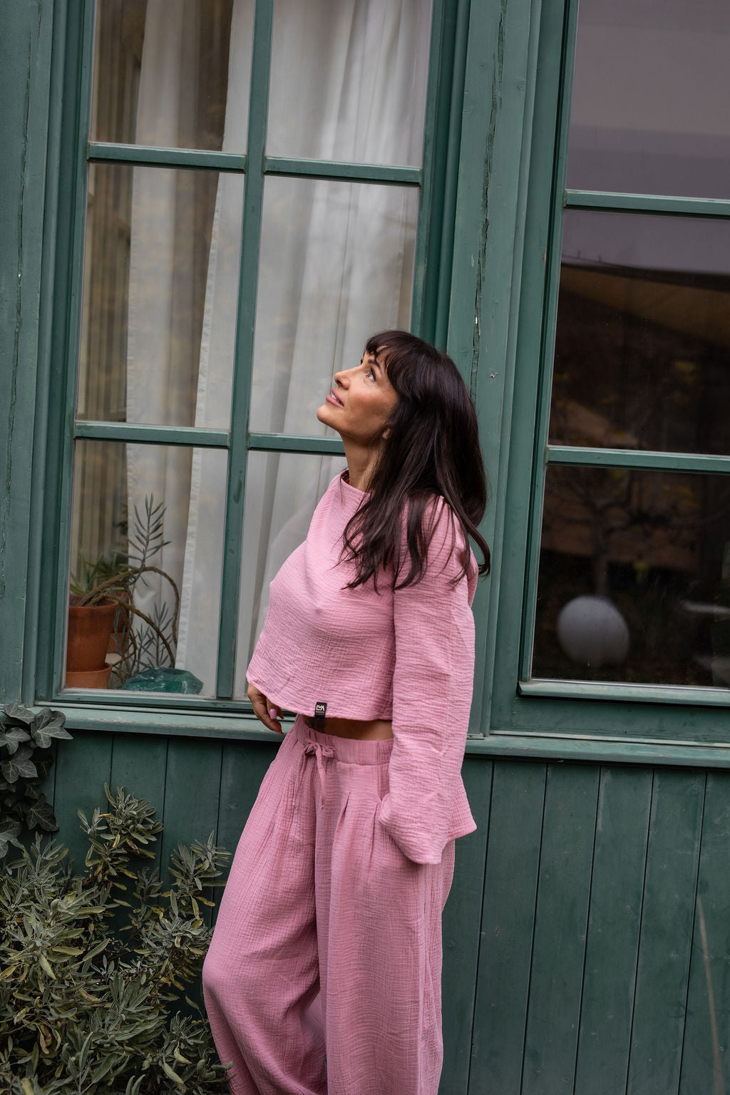 damsky-top-Lehkost-elegance-volnost-jemny- bavlneny-muselin-siroke-rukavy-perfektne-ladi-s-nasimi-balonovymi-kalhotami–Styl-komfort-na-jedničku-Idealni-pro-každodeni- noseni-ruzova