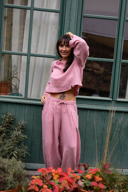 damsky-top-Lehkost-elegance-volnost-jemny- bavlneny-muselin-siroke-rukavy-perfektne-ladi-s-nasimi-balonovymi-kalhotami–Styl-komfort-na-jedničku-Idealni-pro-každodeni- noseni-ruzova