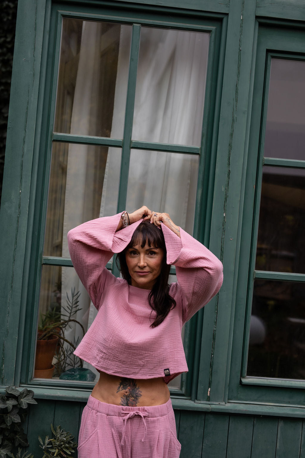 damsky-top-Lehkost-elegance-volnost-jemny- bavlneny-muselin-siroke-rukavy-perfektne-ladi-s-nasimi-balonovymi-kalhotami–Styl-komfort-na-jedničku-Idealni-pro-každodeni- noseni-ruzova