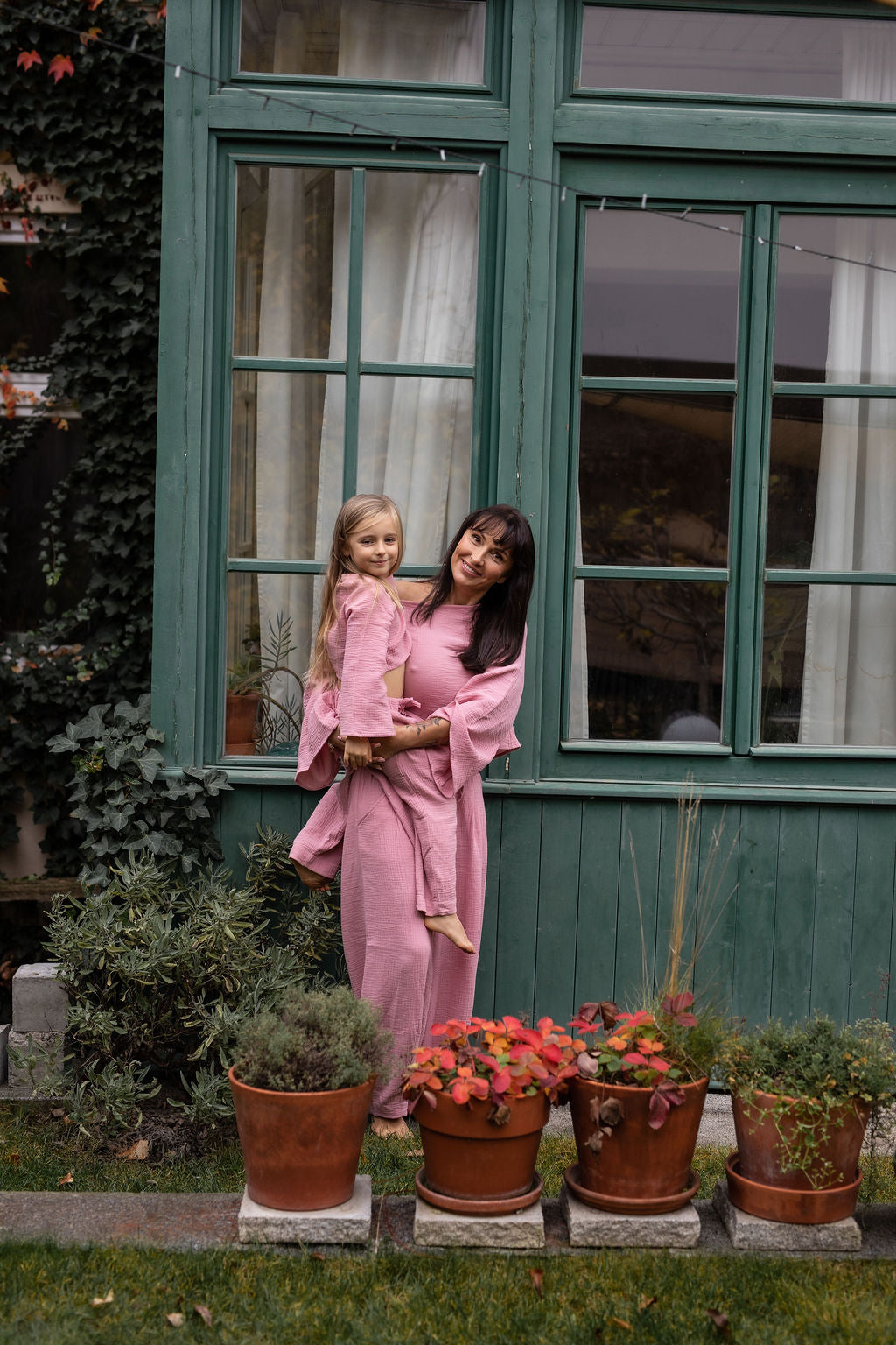 damsky-top-Lehkost-elegance-volnost-jemny- bavlneny-muselin-siroke-rukavy-perfektne-ladi-s-nasimi-balonovymi-kalhotami–Styl-komfort-na-jedničku-Idealni-pro-každodeni- noseni-ruzova