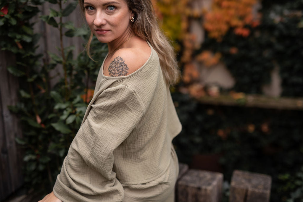 damsky-top-Lehkost-elegance-volnost-jemny- bavlneny-muselin-siroke-rukavy-perfektne-ladi-s-nasimi-balonovymi-kalhotami–Styl-komfort-na-jedničku-Idealni-pro-každodeni- noseni-khaki