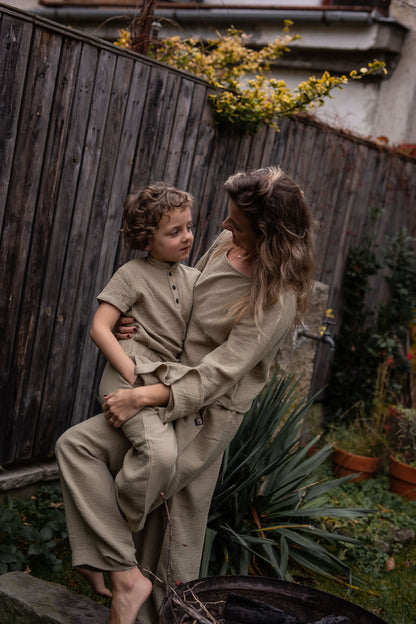 damsky-top-Lehkost-elegance-volnost-jemny- bavlneny-muselin-siroke-rukavy-perfektne-ladi-s-nasimi-balonovymi-kalhotami–Styl-komfort-na-jedničku-Idealni-pro-každodeni- noseni-khaki