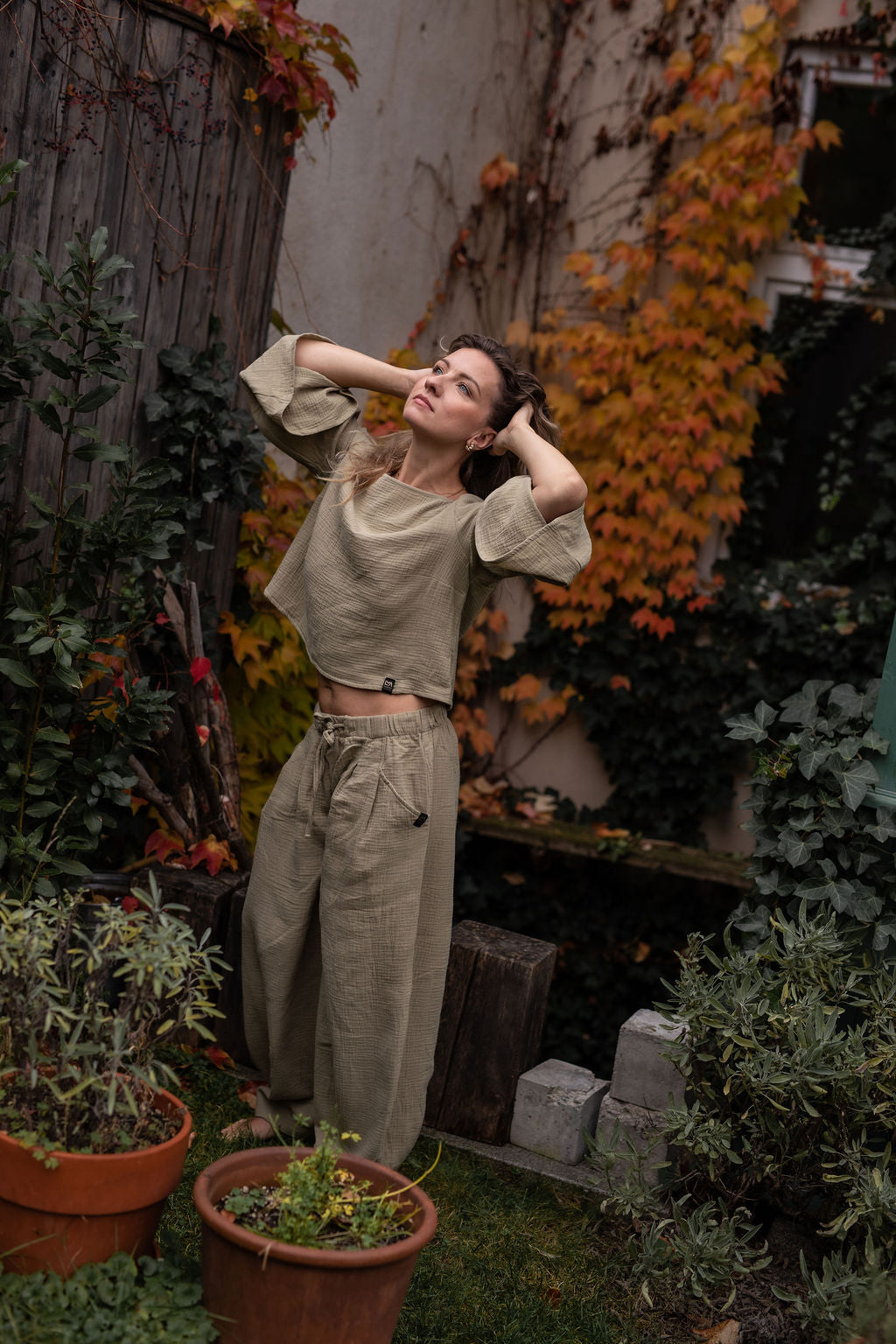 damsky-top-Lehkost-elegance-volnost-jemny- bavlneny-muselin-siroke-rukavy-perfektne-ladi-s-nasimi-balonovymi-kalhotami–Styl-komfort-na-jedničku-Idealni-pro-každodeni- noseni-khaki