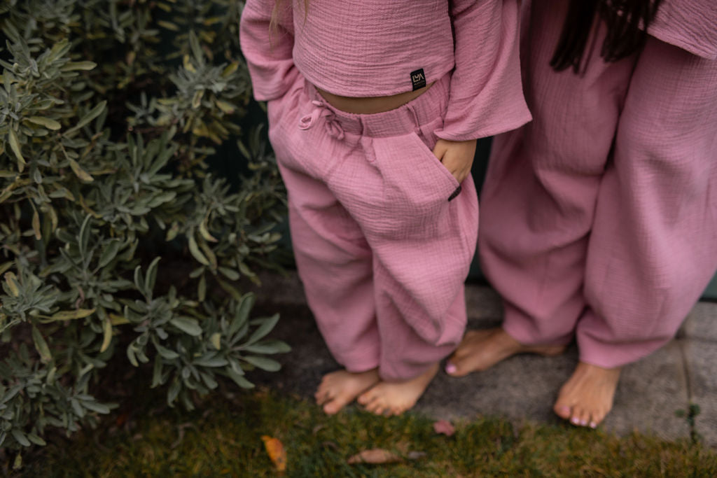 divci-balonove-kalhoty-pohodli- styl-volnost-v- jednom- lehky- mušelín-Jsou -vzdušné-neomezují-se- v -pohybbu-elegantní-střihu-do -města- na víkendovou pohodu-Ležérní vzhled-
Elastický- pas -pro -maximální pohodlí-Ideální -na -jaro- léto- i -teplé -podzimní-dny-ruzova