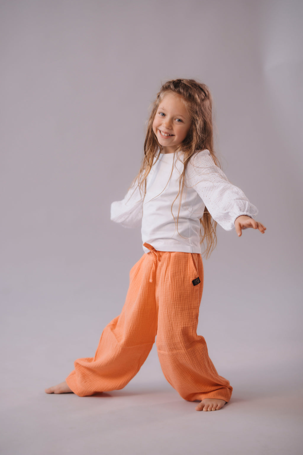 divci-elegantni-halena-muselin-uplet-balonove-rukavy-do-skolky.skoly-na-party -vylety-pohoda-zlate-tecky-bila