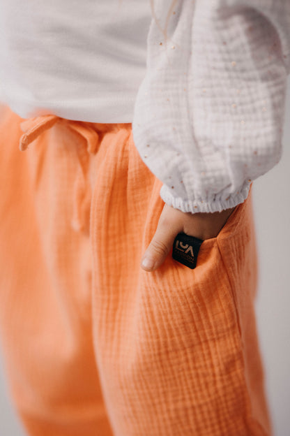 divci-elegantni-halena-muselin-uplet-balonove-rukavy-do-skolky.skoly-na-party -vylety-pohoda-zlate-tecky-bila-detail