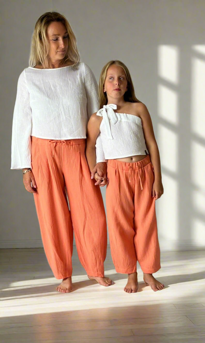 divci-kalhoty-lezerni-vzhled-elasticky-pas-jemny-prodysny-vzdusne-coral