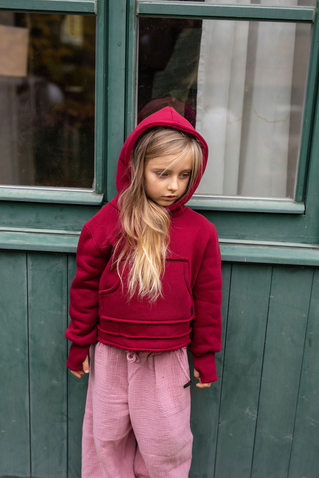 divci-mikina-pocesana-teplakovina-s-kapuci-kapsa-klokan-vinova