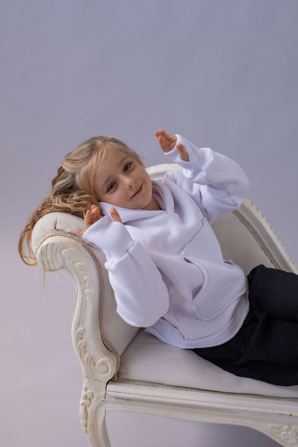 divci-mikina-pocesana-teplakovina-s-kapuci-kapsa-klokan-bila