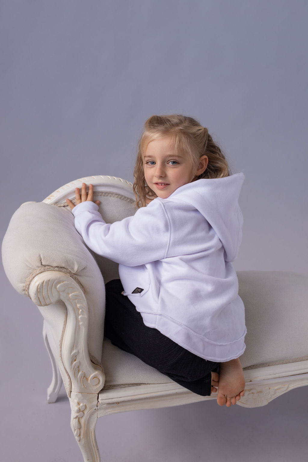 divci-mikina-pocesana-teplakovina-s-kapuci-kapsa-klokan-bila