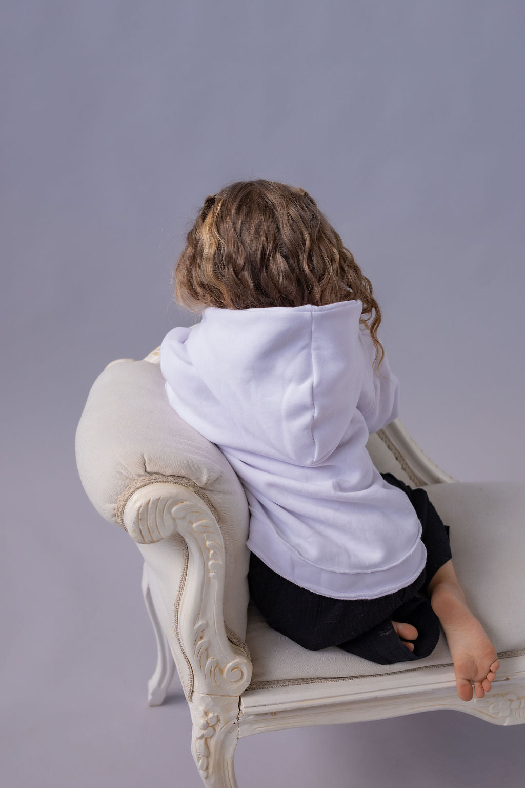 divci-mikina-pocesana-teplakovina-s-kapuci-kapsa-klokan-bila