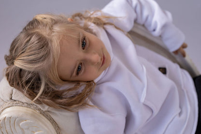 divci-mikina-pocesana-teplakovina-s-kapuci-kapsa-klokan-bila