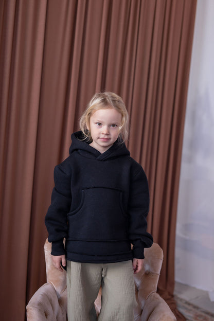 divci-mikina-pocesana-teplakovina-s-kapuci-kapsa-klokan-cerna