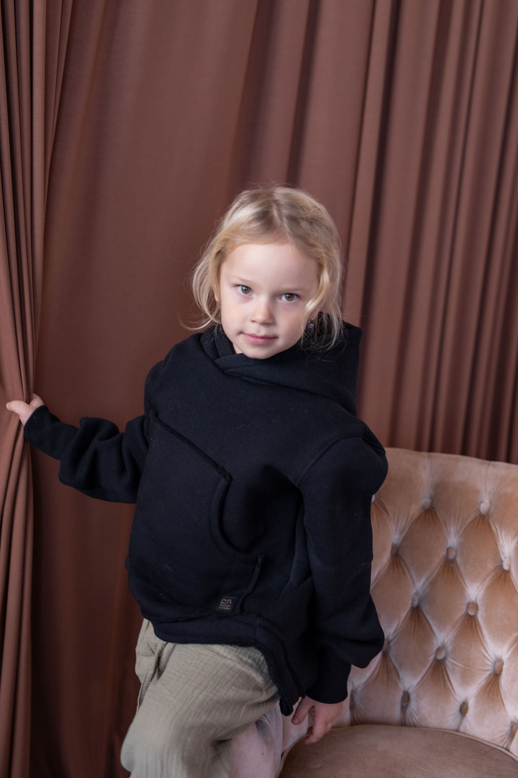 divci-mikina-pocesana-teplakovina-s-kapuci-kapsa-klokan-cerna