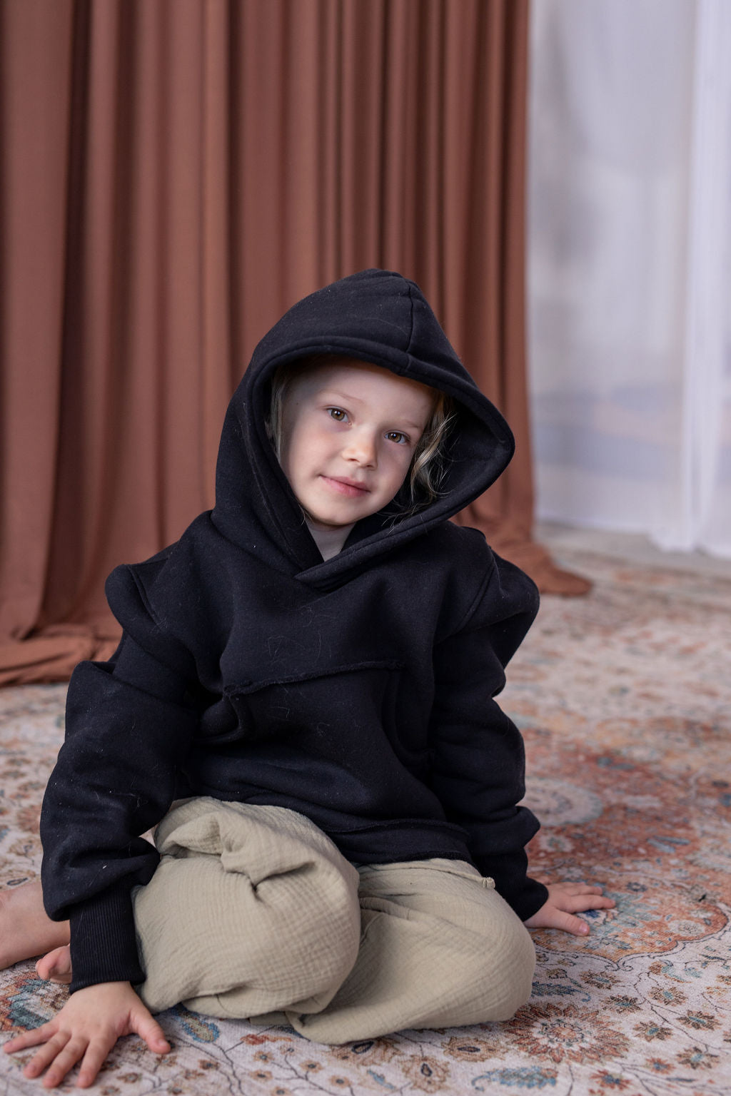 divci-mikina-pocesana-teplakovina-s-kapuci-kapsa-klokan-cerna