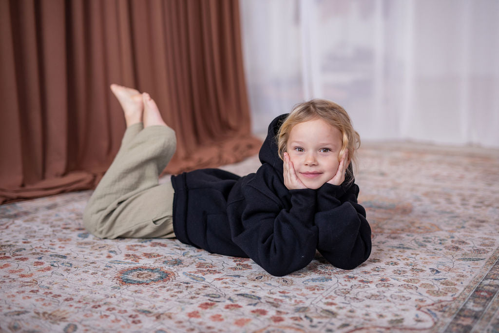 divci-mikina-pocesana-teplakovina-s-kapuci-kapsa-klokan-cerna