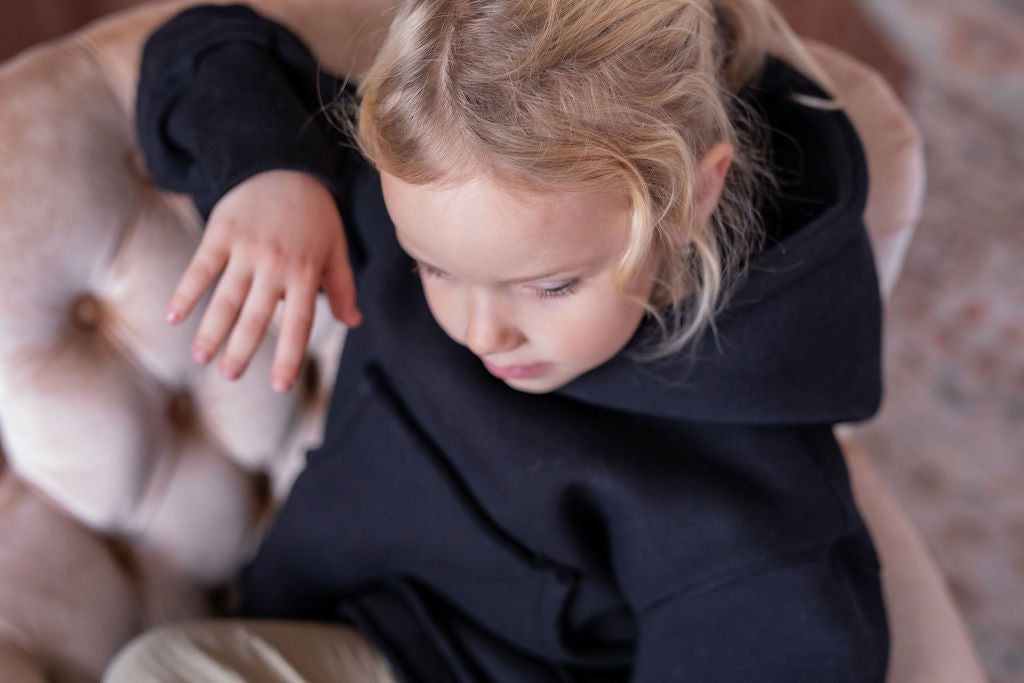 divci-mikina-pocesana-teplakovina-s-kapuci-kapsa-klokan-cerna-detail