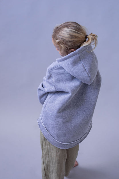 divci-mikina-pocesana-teplakovina-s-kapuci-kapsa-klokan-šedy-melir