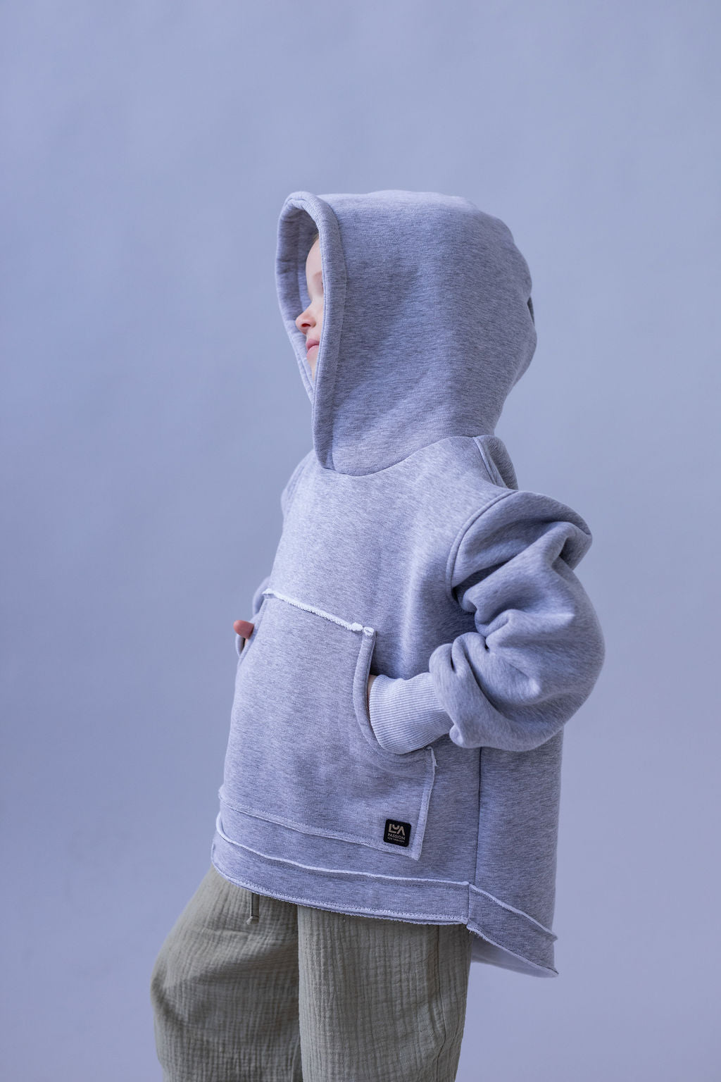 divci-mikina-pocesana-teplakovina-s-kapuci-kapsa-klokan-šedy-melir