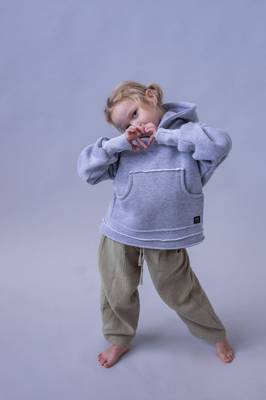 divci-mikina-pocesana-teplakovina-s-kapuci-kapsa-klokan-šedy-melir