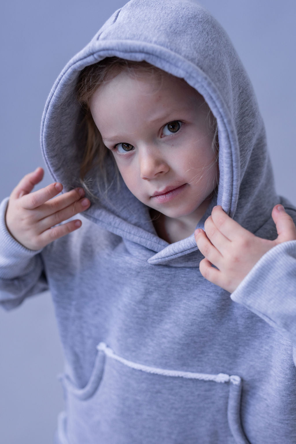 divci-mikina-pocesana-teplakovina-s-kapuci-kapsa-klokan-šedy-melir-detail