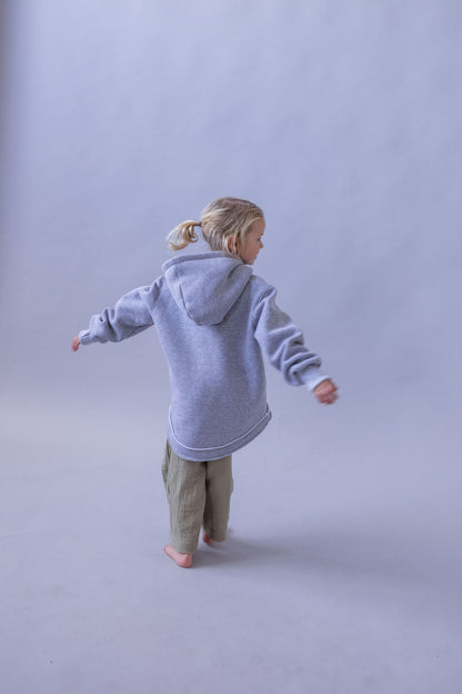 divci-mikina-pocesana-teplakovina-s-kapuci-kapsa-klokan-šedy-melir