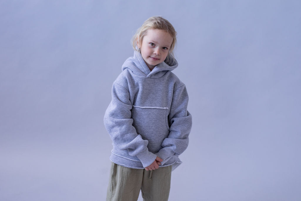 divci-mikina-pocesana-teplakovina-s-kapuci-kapsa-klokan-šedy-melir