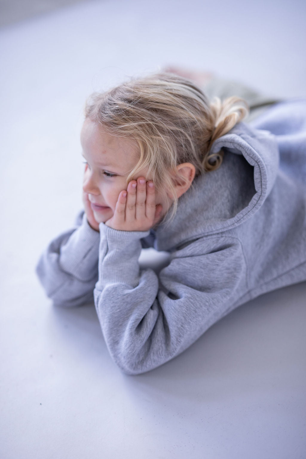 divci-mikina-pocesana-teplakovina-s-kapuci-kapsa-klokan-šedy-melir