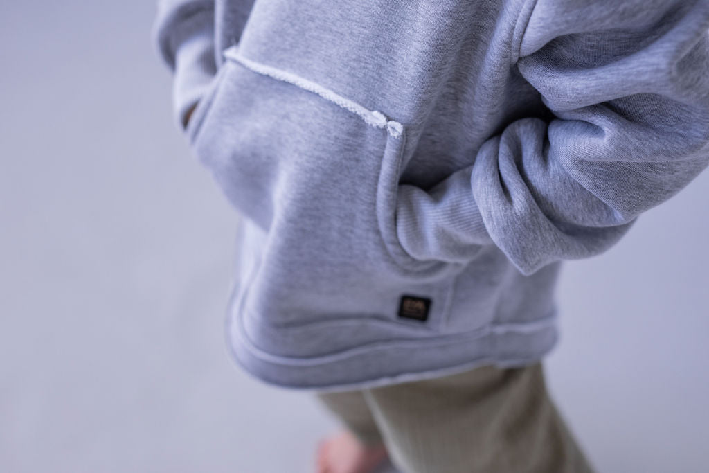 divci-mikina-pocesana-teplakovina-s-kapuci-kapsa-klokan-šedy-melir-detail