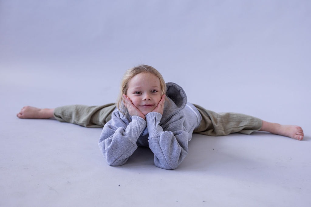 divci-mikina-pocesana-teplakovina-s-kapuci-kapsa-klokan-šedy-melir