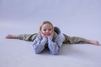 divci-mikina-pocesana-teplakovina-s-kapuci-kapsa-klokan-šedy-melir